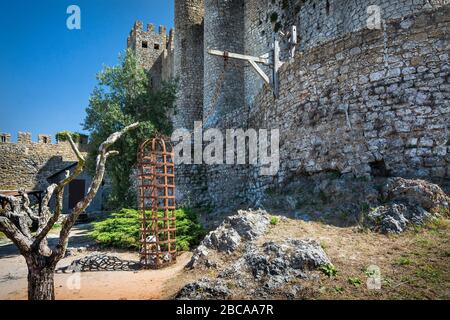 Europe, Portugal, Estrémadure, Centro Region, Obidos, Vila das Rainhas, City of Queens, Castelo de Obidos, cour avec cage de prisonniers Banque D'Images