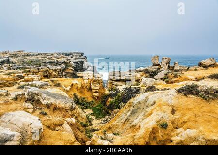 Europe, Portugal, Centro Region, Peniche Peninsula, Miradouro de Remedios, cours d'eau sec sur la côte rocheuse Banque D'Images