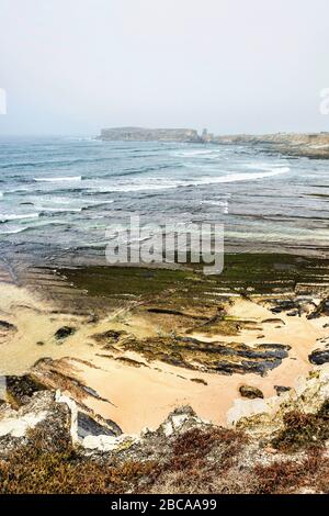 Europe, Portugal, Centro Region, Peniche, Praia do Portinho da Areia do Norte, vue vers Ilheu da Popoa Banque D'Images