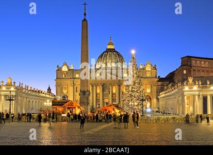 Place Saint-Pierre avec lit de Noël et arbre de Noël devant la basilique Saint-Pierre au crépuscule, Rome, Lazio, Italie centrale, Italie Banque D'Images