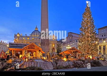 Place Saint-Pierre avec lit de Noël et arbre de Noël devant la basilique Saint-Pierre au crépuscule, Rome, Lazio, Italie centrale, Italie Banque D'Images