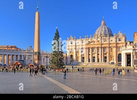 Place Saint-Pierre avec lit de Noël et arbre de Noël devant la basilique Saint-Pierre, Rome, Lazio, Italie centrale, Italie Banque D'Images