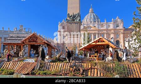 Lit de Noël devant la basilique Saint-Pierre sur la place Saint-Pierre, Rome, Lazio, Italie centrale, Italie Banque D'Images