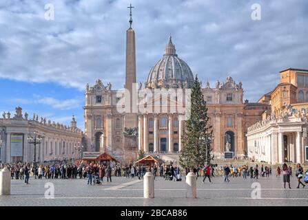 Place Saint-Pierre avec lit de Noël et arbre de Noël devant la basilique Saint-Pierre, Rome, Lazio, Italie centrale, Italie Banque D'Images