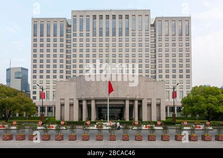 Shanghai. 4 avril 2020. Un drapeau national chinois vole en demi-mât pour pleurer les martyrs morts dans la lutte contre le nouvel épidémie de coronavirus (COVID-19) et les compatriotes sont morts de la maladie à Shanghai, le 4 avril 2020. Crédit: Wang Xiang/Xinhua/Alay Live News Banque D'Images