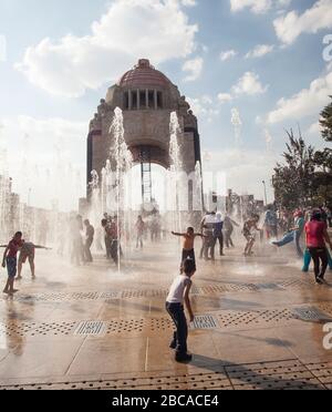 Les jeunes de Mexico se colent dans des fontaines Banque D'Images