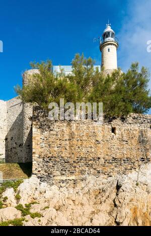 Espagne, Cantabrie, Castro-Urdiales, Castillo Faro de Santa Ana Banque D'Images