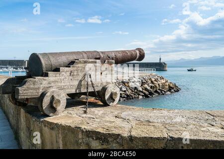 Espagne, côte nord, Asturies, Latres, port, canon Banque D'Images