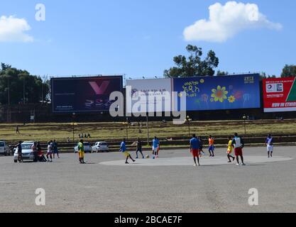 Ethiopiens jouant au football à Meskel pi² dans le centre d'Addis-Abeba. Banque D'Images