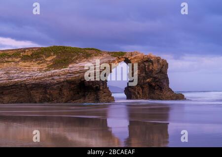 Espagne, côte nord, Galice, parc national, plage cathédrale, Playa de las Catedrales, monument naturel, ambiance de soirée Banque D'Images