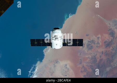 ISS - 09 mars 2020 - le navire de réapprovisionnement SpaceX Dragon est photographié à l'approche de la Station spatiale internationale alors que les deux engins spatiaux s'envolent vers le sud Banque D'Images