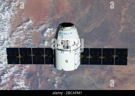 ISS - 09 mars 2020 - le navire de réapprovisionnement du Dragon SpaceX est photographié à l'approche de la Station spatiale internationale car les deux engins spatiaux ont atteint 267 milles Banque D'Images