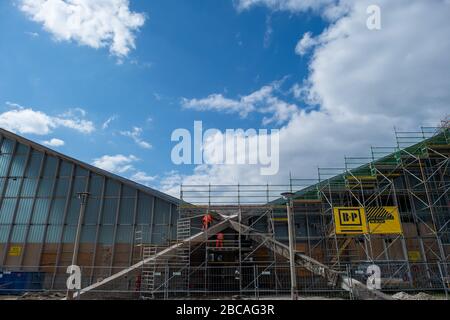 Magdeburg, Allemagne. 02 avril 2020. Les travailleurs se tiennent sur un échafaudage sur la façade de la coquille hypar. Le bâtiment a été construit en 1969 et a été délabré ces dernières années. Le site n'était plus autorisé à être saisi. Le hall polyvalent est en cours de rénovation. Le travail doit être terminé en 2022. Crédit: Klaus-Dietmar Gabbert/dpa-Zentralbild/ZB/dpa/Alay Live News Banque D'Images