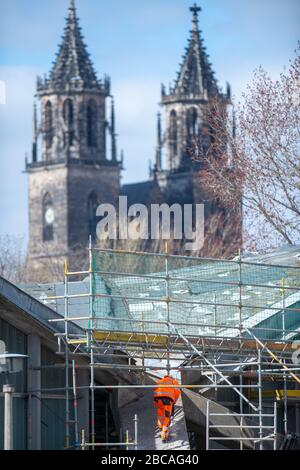 Magdeburg, Allemagne. 02 avril 2020. Les travailleurs se tiennent sur un échafaudage sur la façade de la coquille hypar. Le bâtiment a été construit en 1969 et a été délabré ces dernières années. Le site n'était plus autorisé à être saisi. Le hall polyvalent est en cours de rénovation. Le travail doit être terminé en 2022. Crédit: Klaus-Dietmar Gabbert/dpa-Zentralbild/ZB/dpa/Alay Live News Banque D'Images