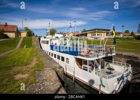 Suède, Sud-est de la Suède, Bergs Slussar, petit défroisseur A les écluses du canal de Gota avec passagers, Banque D'Images