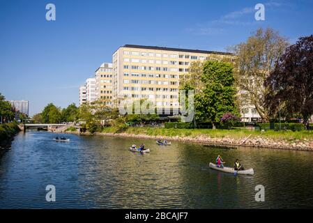 Suède, Scania, Malmo, Rorsjokanalen canal avec canoéistes, Banque D'Images