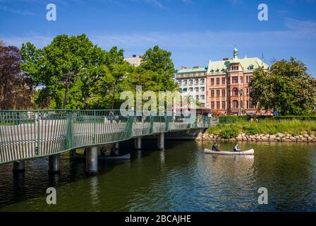 Suède, Scania, Malmo, Rorsjokanalen canal avec canoéistes, Banque D'Images