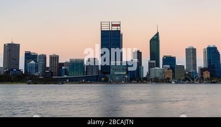 Horizon de Perth au crépuscule sur la Swan River Banque D'Images