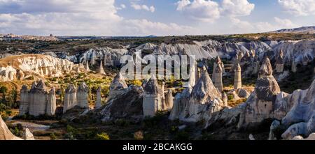 Piliers de pierre dans la vallée de l'Amour dans le parc national de Göreme. Village de Göreme, Anatolie, Turquie, Asie. Banque D'Images