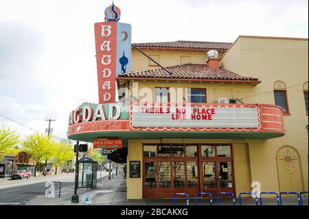 Marquise du Bagdad Theatre reflétant l'ordre obligatoire d'un refuge à l'échelle de l'Oregon en réponse à la pandémie de Coronavirus de Covid-19 à Portland, Oregon, États-Unis, le 31 mars 2020. Photo ©Anthony Pidgeon Banque D'Images