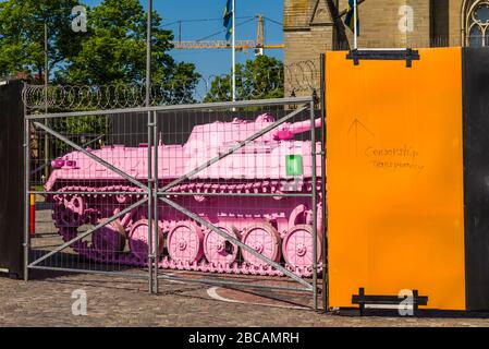 Suède, Narke, Orebro, Pink Tank, ancien réservoir BMP-1 du bloc soviétique, peint en rose par l'artiste tchèque David Cerny comme un symbole gay Pride pour l'Orebro Open Ar Banque D'Images