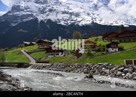 Le nom de ce beau village en Suisse est Fieschertal. Il est juste en dessous de Jungfraujoch : le Haut de l'Europe. Banque D'Images