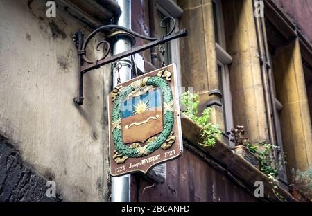 Armoiries du juge Joseph Reverony sur la rue Juiverie dans le quartier Saint Paul. Lyon est un site du patrimoine mondial de l'UNESCO depuis 1998. Banque D'Images