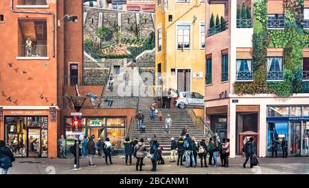 Le mur des Canuts dans le district de Croix-Rousse à Lyon, créé pour la première fois en 1987, modifié en 1997 et depuis 2013 la version finale. Avec 12 Banque D'Images