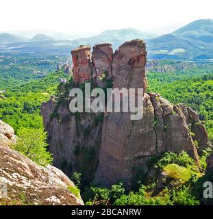 De grandes formations rocheuses qui s'épient de la forêt aux rochers de Belogradchick, en Bulgarie, un paysage bulgare incroyable dans le parc naturel autour de Kaleto, A. Banque D'Images