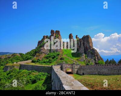 Forteresse de Kaleto au printemps, avec végétation luxuriante et ciel bleu, au Belogradchick Rocks, en Bulgarie, une destination de voyage émergente en Europe avec Banque D'Images