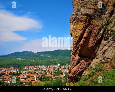 Vue panoramique sur une ville entre les montagnes et les spectaculaires formations rocheuses, Belogradchick, Bulgarie, destination européenne étonnante avec beau paysagiste Banque D'Images