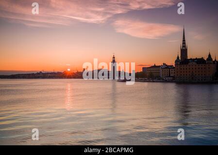 Suède, Stockholm, Hôtel de Ville de Stockholm et église Riddarholmskyrkan, coucher de soleil Banque D'Images