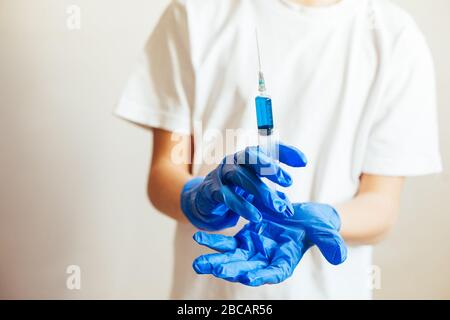 Vaccin pour un patient. Vue rognée du pédiatre qui fait l'injection avec le vaccin