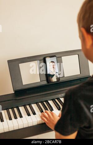 Enfants mains jouant piano.Cllase-up piano, clavier blanc et noir