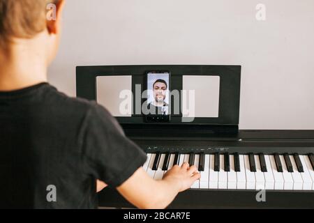 Enfants mains jouant piano.Cllase-up piano, clavier blanc et noir