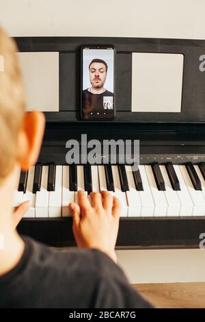 Enfants mains jouant piano.Cllase-up piano, clavier blanc et noir
