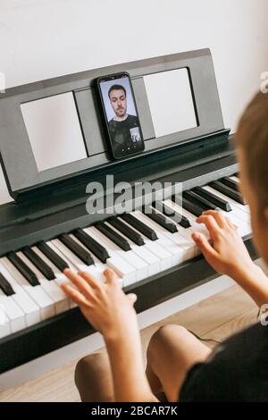 Enfants mains jouant piano.Cllase-up piano, clavier blanc et noir