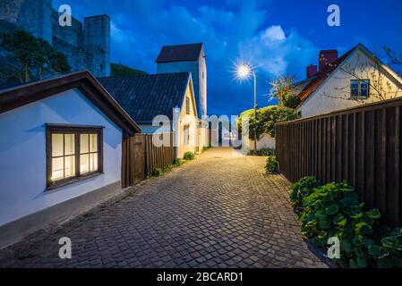 Suède, île Gotland, Visby, mur de ville du XIIe siècle, mur de ville le plus complet en Europe, tour Osterport, crépuscule Banque D'Images