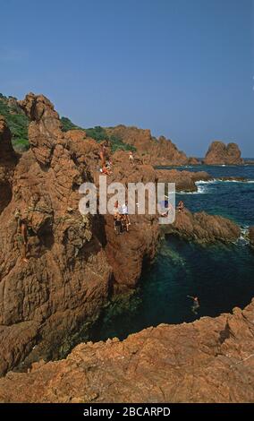 Les roches rouges de la Corniche d'or Esterel France Provence Banque D'Images