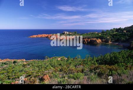 Les roches rouges de la Corniche d'or Esterel France Provence Banque D'Images