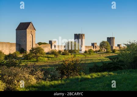 Suède, île Gotland, Visby, mur de ville du XIIe siècle, mur de ville le plus complet en Europe, tour Osterport Banque D'Images