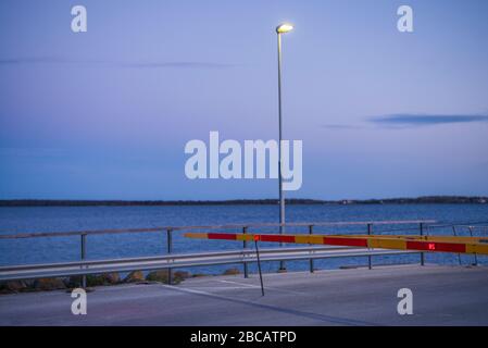 Suède, île de Faro, Broa, atterrissage du ferry de Gotland, crépuscule Banque D'Images