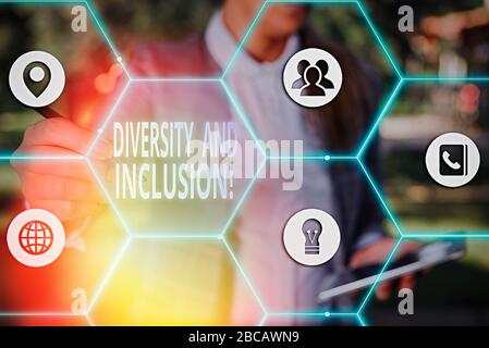 Note écrite montrant la diversité et l'inclusion. Le concept commercial pour la différence de gamme inclut le sexe ethnique de la race Banque D'Images