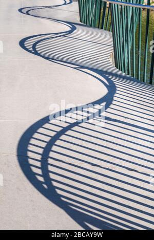 Suède, Scania, Malmo, pont du canal de Rorsjokanalen, modèle d'ombre Banque D'Images