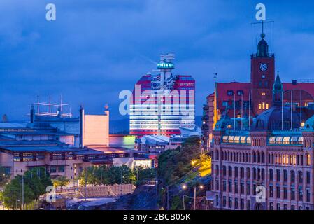 Suède, Vastragotland et Bohuslan, Göteborg, ville en direction du bâtiment Goteborgs-Utkiken, le Lipstick, crépuscule Banque D'Images