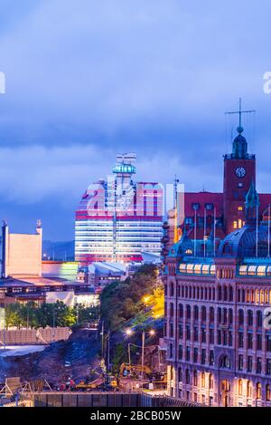 Suède, Vastragotland et Bohuslan, Göteborg, ville en direction du bâtiment Goteborgs-Utkiken, le Lipstick, crépuscule Banque D'Images