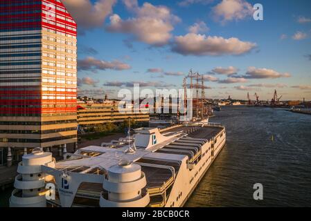 Suède, Vastragotland et Bohuslan, Göteborg, Goteborgs-Utkiken bâtiment, surnommé Lipstick, et garage flottant, coucher de soleil Banque D'Images