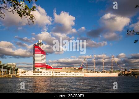 Suède, Vastragotland et Bohuslan, Göteborg, Goteborgs-Utkiken bâtiment, surnommé Lipstick, et garage flottant, coucher de soleil Banque D'Images