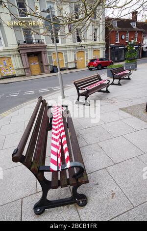 Espaces publics bancs assis enregistrés à Wimborne Minster Dorset en raison du virus Corona 3 avril 2020. L'hôtel Kings Head de Wimborne Square est monté à bord jusqu'à nouvel ordre. Comme pour le non-usage des bancs assis dans la zone publique, le message "rester à la maison" a été mis en distanciation sociale à cause de la pandémie de Covid 19. Banque D'Images