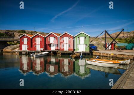 Suède, Bohuslan, Smogen, Smogenbrygga, maisons anciennes de bateaux et cabanes de pêche Banque D'Images